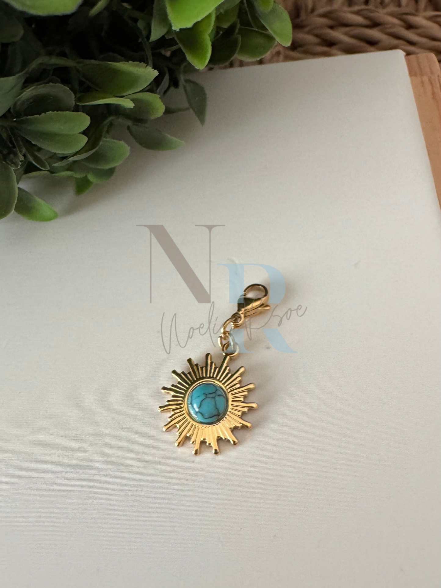 Charm Sol Dorado Turquesa